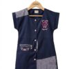 Blouse scolaire bleu marine pour fille avec motif vichy, boutons roses et broderie You Are Magical