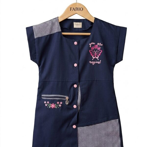 Blouse-scolaire-fille-bleu-marine-vichy-magical-fabio Blouse scolaire bleu marine pour fille avec motif vichy, boutons roses et broderie You Are Magical