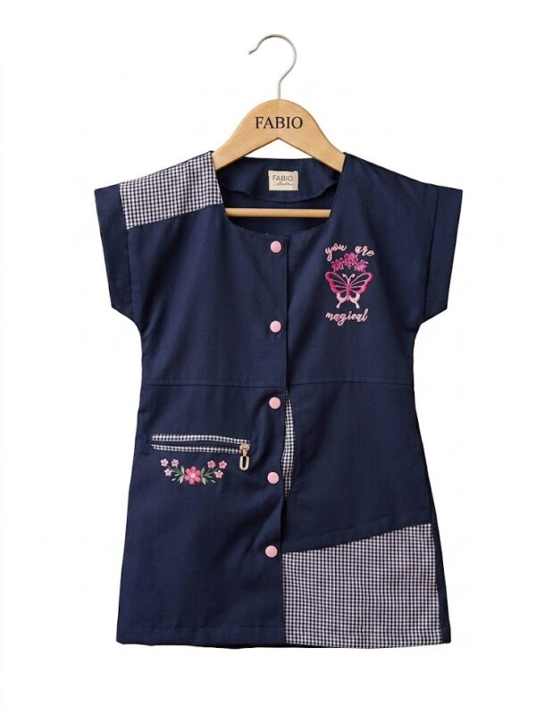 Blouse scolaire bleu marine pour fille avec motif vichy, boutons roses et broderie You Are Magical