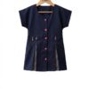 Tablier scolaire bleu marine pour fille avec plis vichy, boutons roses et manches amovibles