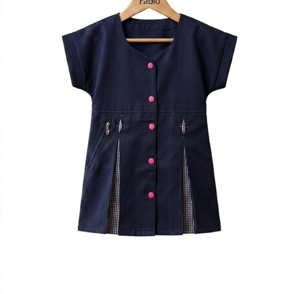 Tablier-scolaire-fille-bleu-marine-plis-vichy-fabio Tablier scolaire bleu marine pour fille avec plis vichy, boutons roses et manches amovibles