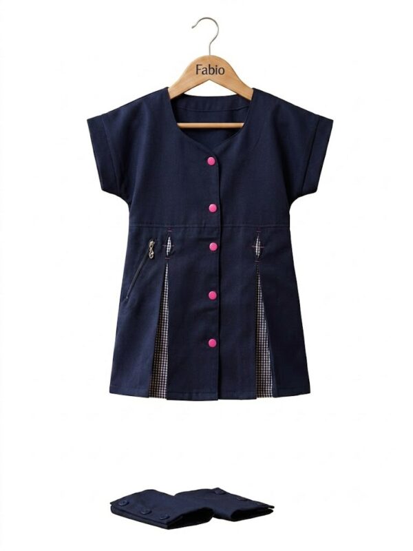 Tablier scolaire bleu marine pour fille avec plis vichy, boutons roses et manches amovibles